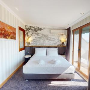 Double Room with Balcony and Sea View