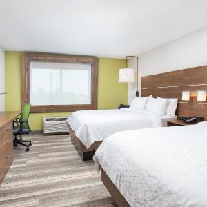 Standard Queen Room with Two Queen Beds and Mobility Accessible Tub