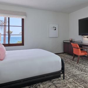 Corner King Room with View
