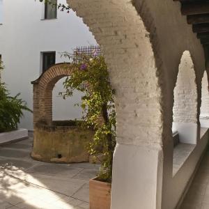 Claustro Room