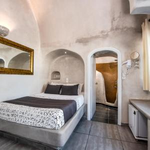 Junior Suite with Hot Tub and Caldera View