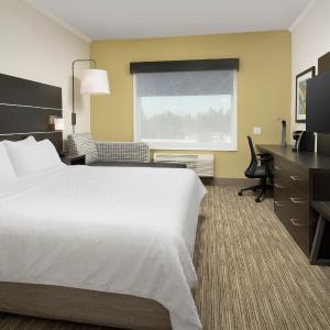 King Room - Hearing Accessible - Roll-in Shower