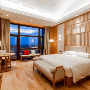 Executive King Room with Mountain View