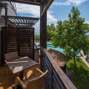 Deluxe Double or Twin Room with Partial Lake View
