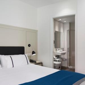 Deluxe Two-Bedroom Apartment