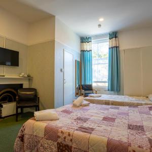 Deluxe Family Room (2 Adults + 1 Child)