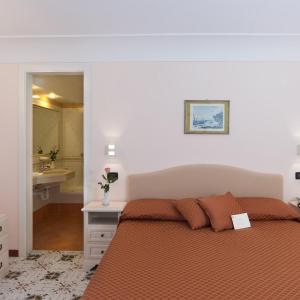 Classic Double Room with Lateral Sea View