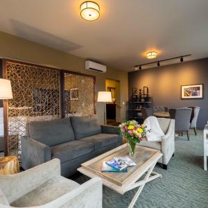 Deluxe Corner Suite