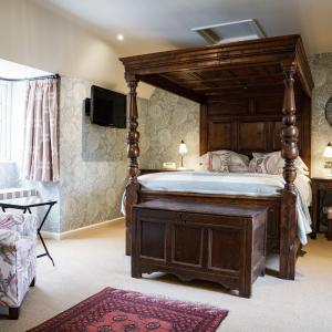 Four-Poster Suite