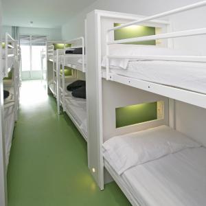 Bed in 14-Bed Dormitory Room with Bathroom 