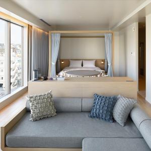 Corner Suite (1 Queen bed with 2 sofa beds)