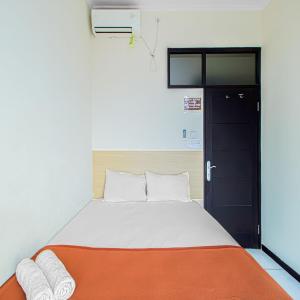 Standard Double Room with Shared Bathroom