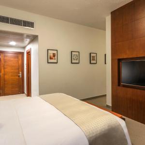 Family Room King & Twin Beds