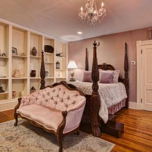 Deluxe Queen Suite