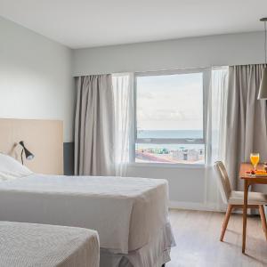 Quarto Triplo Superior com 03 camas de solteiro vista mar