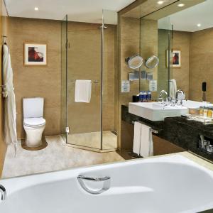 Standard King Room with Lounge Access