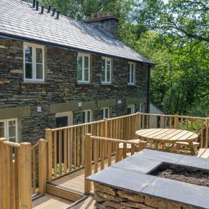 2 Bedroom  Woodland Cottage -  Bee Holme