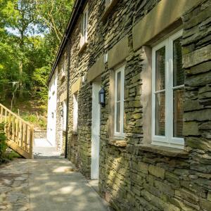 2 Bedroom Woodland Cottage - Dog Friendly - Lily of the Valley