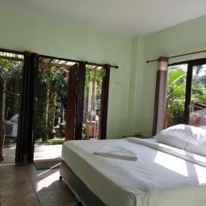 Bungalow with Garden View