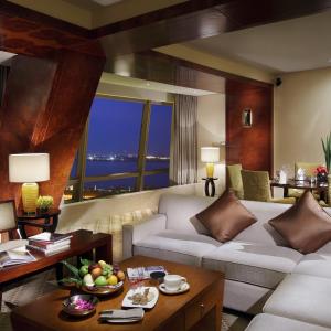 One-Bedroom King Suite with River View - Lounge Access
