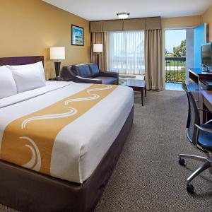 Standard Room, 1 King Bed, Roll-In Shower, Non Smoking