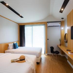 Superior Twin Room with Pool Access 