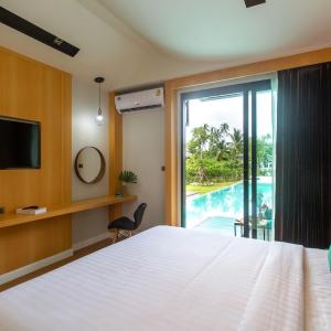 Superior Double Room with Pool Access 