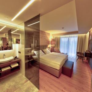 Deluxe Queen Suite