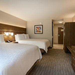 Standard Queen Room with Two Queen Beds and Mobility Accessible Tub