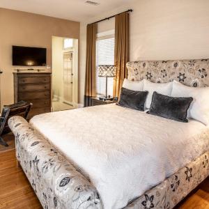 Deluxe King Studio with Fireplace and Kitchen - 116C