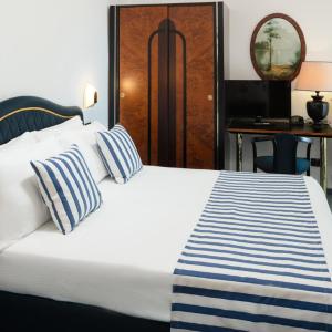 Deluxe Double Room with Balcony and Sea View