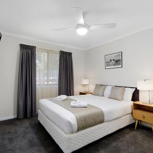 Two-Bedroom Cottage with Spa Bath