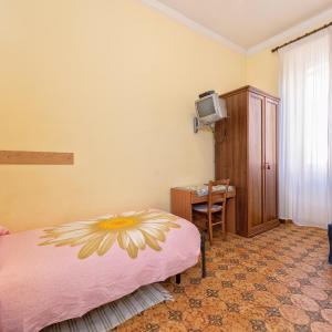 Single Room with Private External Bathroom