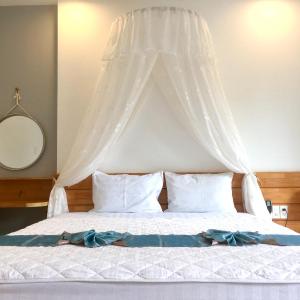 King Room with Pool View