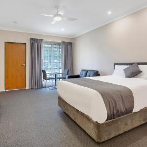 Deluxe Queen Suite