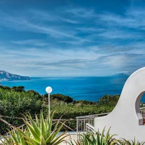 Classic One Bedroom Apartment with Sea View 