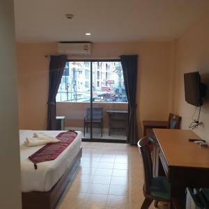 King Room with Pool View - Non-Smoking