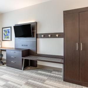 Suite with Mobility Accessible Tub - Non-Smoking