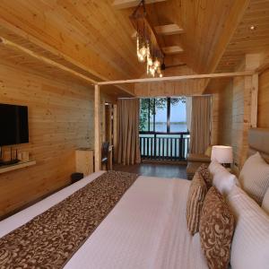 Grandeur lake view jacuzzi