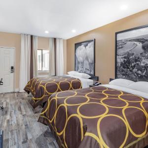 Queen Room with Two Queen Beds - Non-Smoking