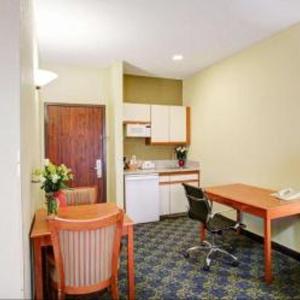 Efficiency King Suite with Sofa - Disability Access/Non Smoking