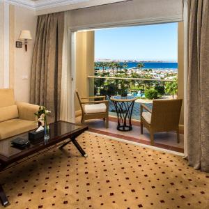 Jacuzzi Suite Sea and Pool View with VIP Package
