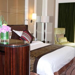 Business Queen Room