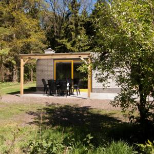 Bungalow (6 Adults)