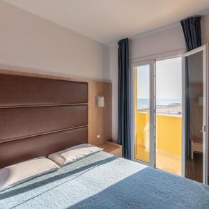 Double or Twin Room with Partial Sea View