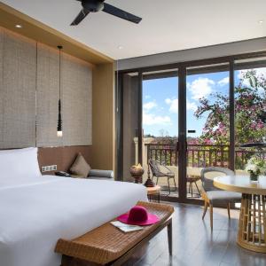 Executive King Room with Balcony and Park View