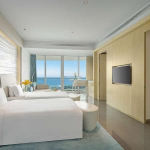 180 degree Deluxe Ocean View Twin Room
