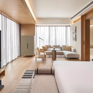 Deluxe King Room with Club Access