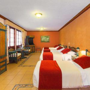 Two-Bedroom Townhouse One King Bed and Four Single Beds