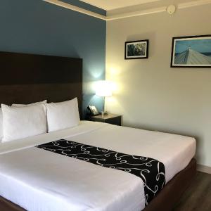 Deluxe King Room with Bath Tub - Mobility/Hearing Accessible - Non-Smoking